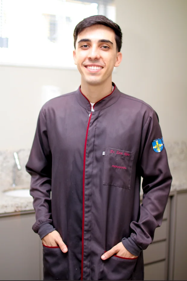 Ilson de Sousa Melo Neto, cirurgião-dentista, em sua foto profissional.